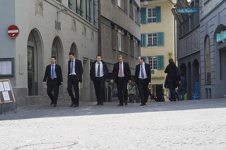 A Lucerne, Employés cravatés  - © Norbert Pousseur