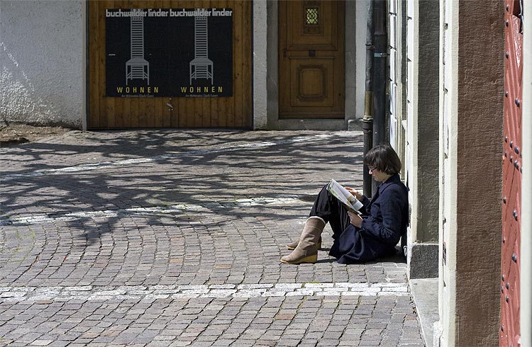 A Lucerne, lecture, assise sur les pavés -  © Norbert Pousseur