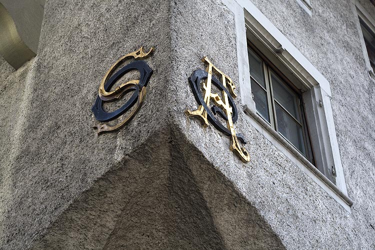 A Lucerne, enseigne de pharmacie au S en serpent - © Norbert Pousseur