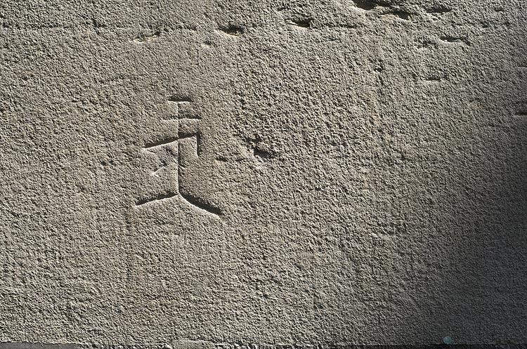 A Lucerne, raffiti gravé tel un caractère chinois - © Norbert Pousseur