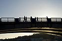Silhouettes de passants sur le pont Pasteur - Lyon- © Norbert Pousseur