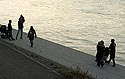 Promeneurs du dimanche sur les berges du fleuve - Lyon - © Norbert Pousseur