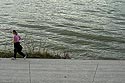 Jeune fille faisant son jogging le long du fleuve - Lyon - © Norbert Pousseur