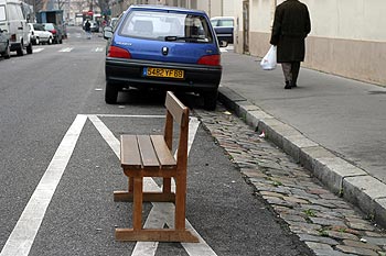 banc de bois sur place réservée auto - Lyon- © Norbert Pousseur