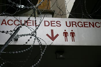 Accueil des urgences sous barbelés - Lyon- © Norbert Pousseur