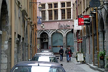 Touristes dans rue de la vieille ville - Lyon- © Norbert Pousseur