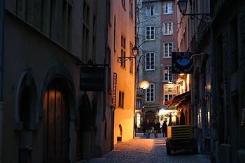 Ruelle éclairée - Lyon- © Norbert Pousseur