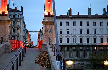 La courbe du tablier de la passerelle - Lyon- © Norbert Pousseur