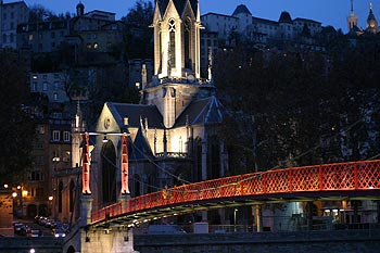 Eglise St Georges et sa passerelle illuminée - Lyon- © Norbert Pousseur