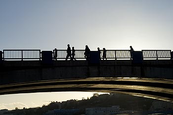 Silhouettes de passants sur le pont Pasteur - Lyon- © Norbert Pousseur