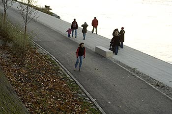 Promeneurs et rollers sur les berges - Lyon - © Norbert Pousseur