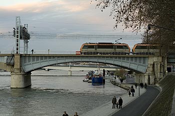 Locomotives passant le pont conduisant à la gare de Lyon Perrache - Lyon - © Norbert Pousseur