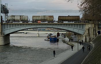 Train de marchandise sur le pont ferroviaire - Lyon - © Norbert Pousseur