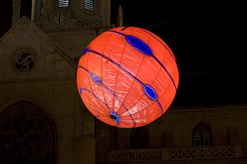 Globe rouge devant l'église St Georges - Lyon - © Norbert Pousseur