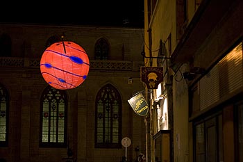 Globe rouge et vitraux de l'église St Georges - Lyon - © Norbert Pousseur