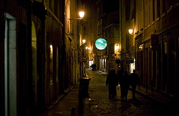 Globe bleu dans une ruelle - Lyon - © Norbert Pousseur