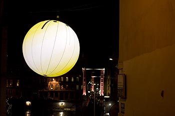 Globe jaune devant l'église St Georges - Lyon - © Norbert Pousseur