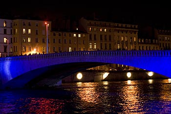 Pont illuminé en bleu - Lyon - © Norbert Pousseur