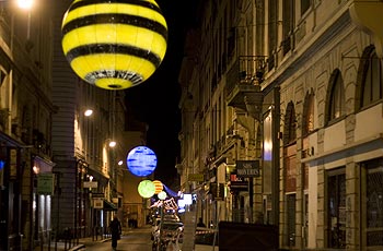 Série de globes de couleurs illuminant une ruelle - Lyon - © Norbert Pousseur