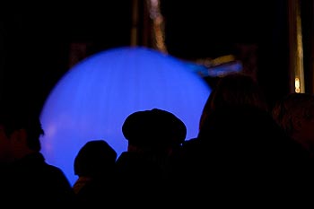 Silhouette sur ballon bleu - Lyon - © Norbert Pousseur