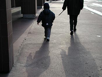 Enfant en laisse - Lyon- © Norbert Pousseur