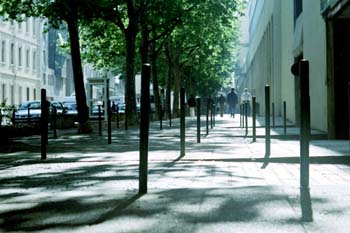 Jeux de lumière sur trottoir - Lyon- © Norbert Pousseur