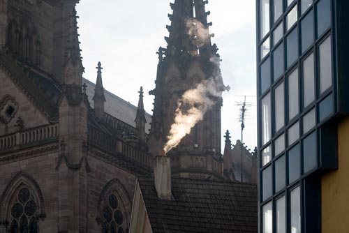 Cheminée fumante devant la cathédrale - Mulhouse - © Norbert Pousseur