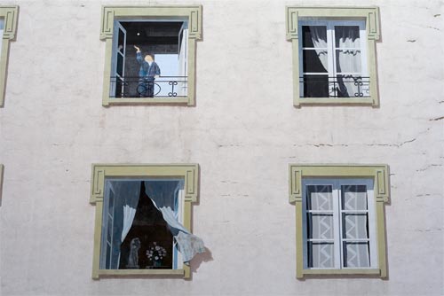 Enfant jouant à la fenêtre - Mulhouse - © Norbert Pousseur