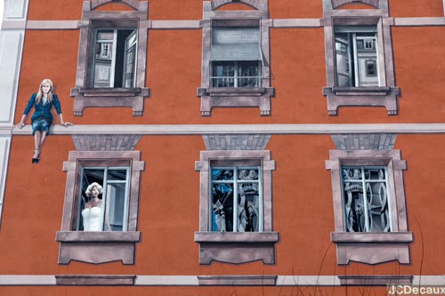 Assise tranquillement sur un rebord de façade - Mulhouse - © Norbert Pousseur