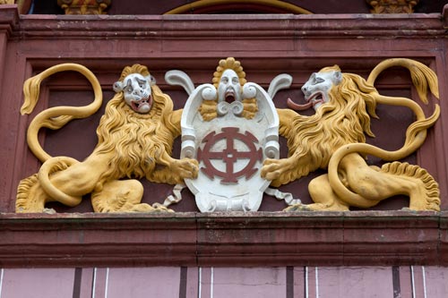 Sigle de Mulhouse aux deux lions  en fronton de l'Hôtel de ville - © Norbert Pousseur