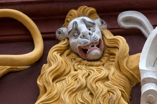 Lion grimaçant  en fronton de l'Hôtel de ville - © Norbert Pousseur