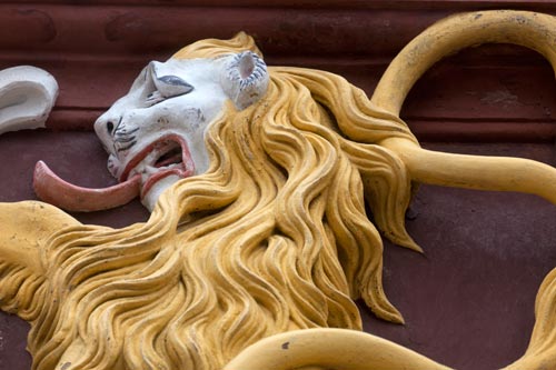 Lion à la longue langue  en fronton de l'Hôtel de ville - Mulhouse - © Norbert Pousseur