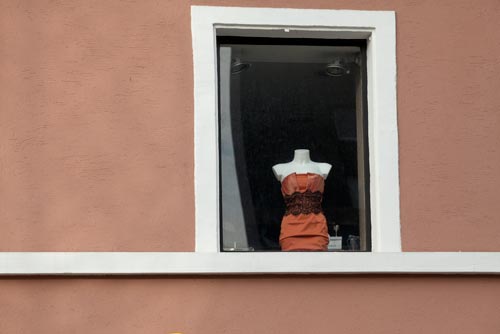 Buste rouge à la fenêtre - Mulhouse - © Norbert Pousseur