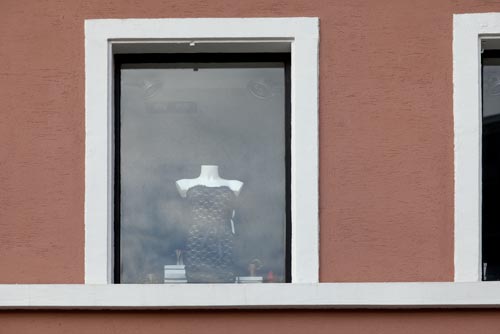 Buste noir à la fenêtre - Mulhouse - © Norbert Pousseur