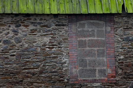 Toit de bardeaux, fenêtre murée - Nantes - © Norbert Pousseur