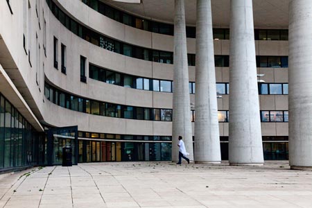 Parvis d'entrée de l'hôpital - Nantes - © Norbert Pousseur