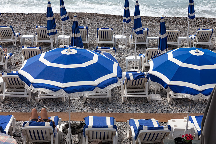 Parasols à moitié ouverts - Nice - © Norbert Pousseur