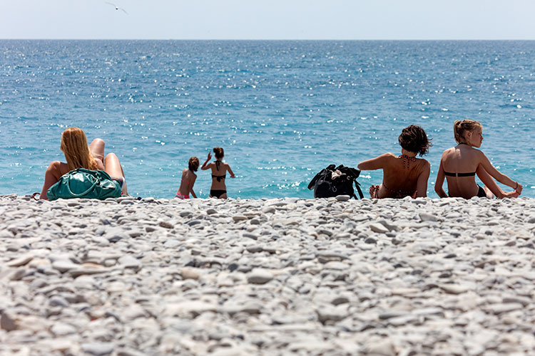 Soleil et plage de galets - Nice - © Norbert Pousseur