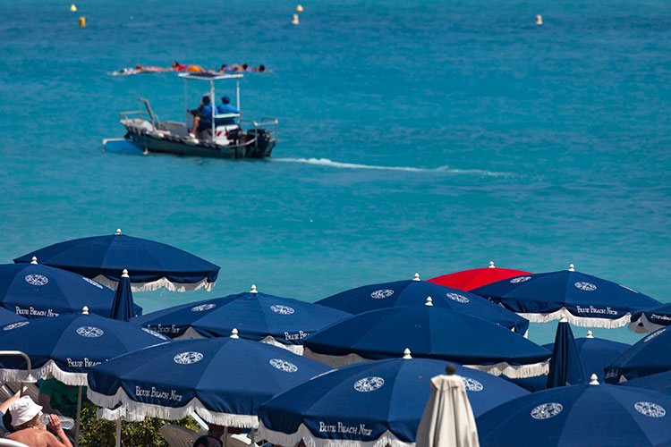 Parasols et baignade - Nice - © Norbert Pousseur