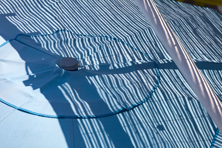 Jeu d'ombre sur parasol - Nice - © Norbert Pousseur