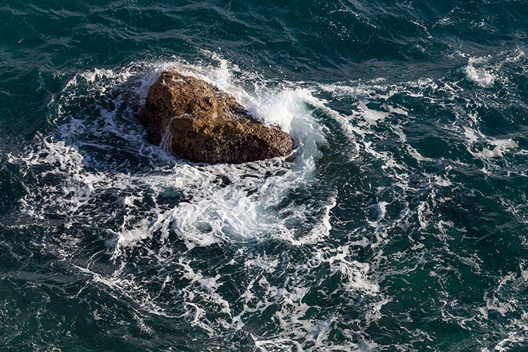 Rocher battu par les vagues - Nice - © Norbert Pousseur