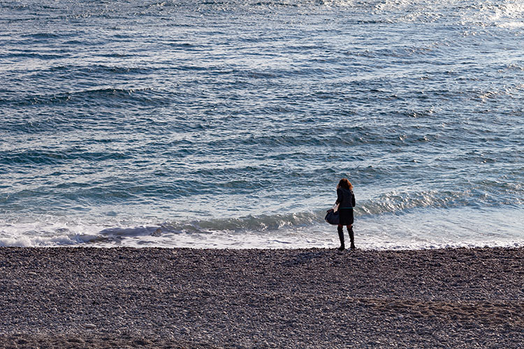 Seule devant les vagues - Nice - © Norbert Pousseur