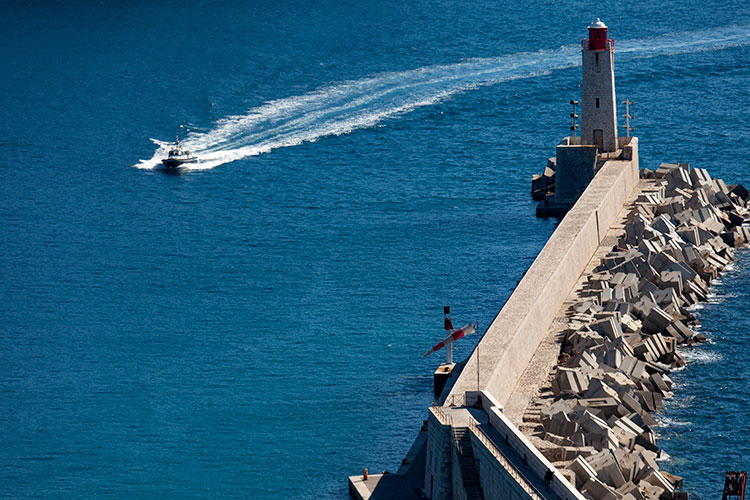 Yacht  rentrant au port- Nice - © Norbert Pousseur