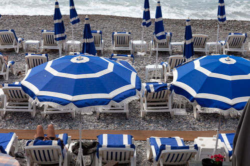 Parasols à moitié ouverts - Nice - © Norbert Pousseur