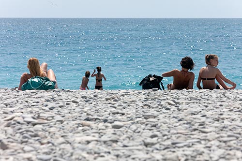 Soleil et plage de galets - Nice - © Norbert Pousseur