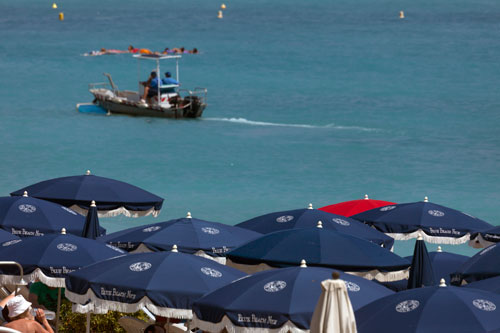 Parasols et baignade - Nice - © Norbert Pousseur