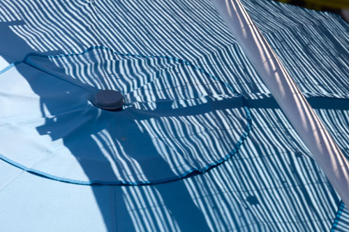 Jeu d'ombre sur parasol - Nice - © Norbert Pousseur