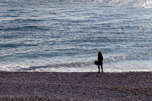 Seule devant les vagues - Nice - © Norbert Pousseur