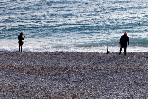 Pêcheur et promeneuse - Nice - © Norbert Pousseur
