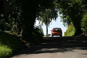 © Norbert Pousseur - Paysages d'Argovie - Suisse - petite route verte et voiture rouge